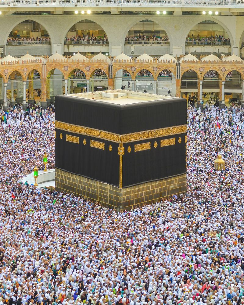 Mescid-i Haram'da Kâbe ve tavaf eden hacılar, Mekke