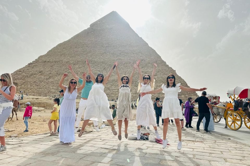 PrimeGezi misafirleri Giza Piramitleri önünde, Kahire