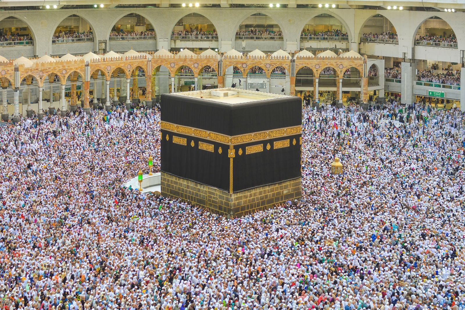 Mescid-i Haram'da Kâbe ve tavaf eden hacılar, Mekke